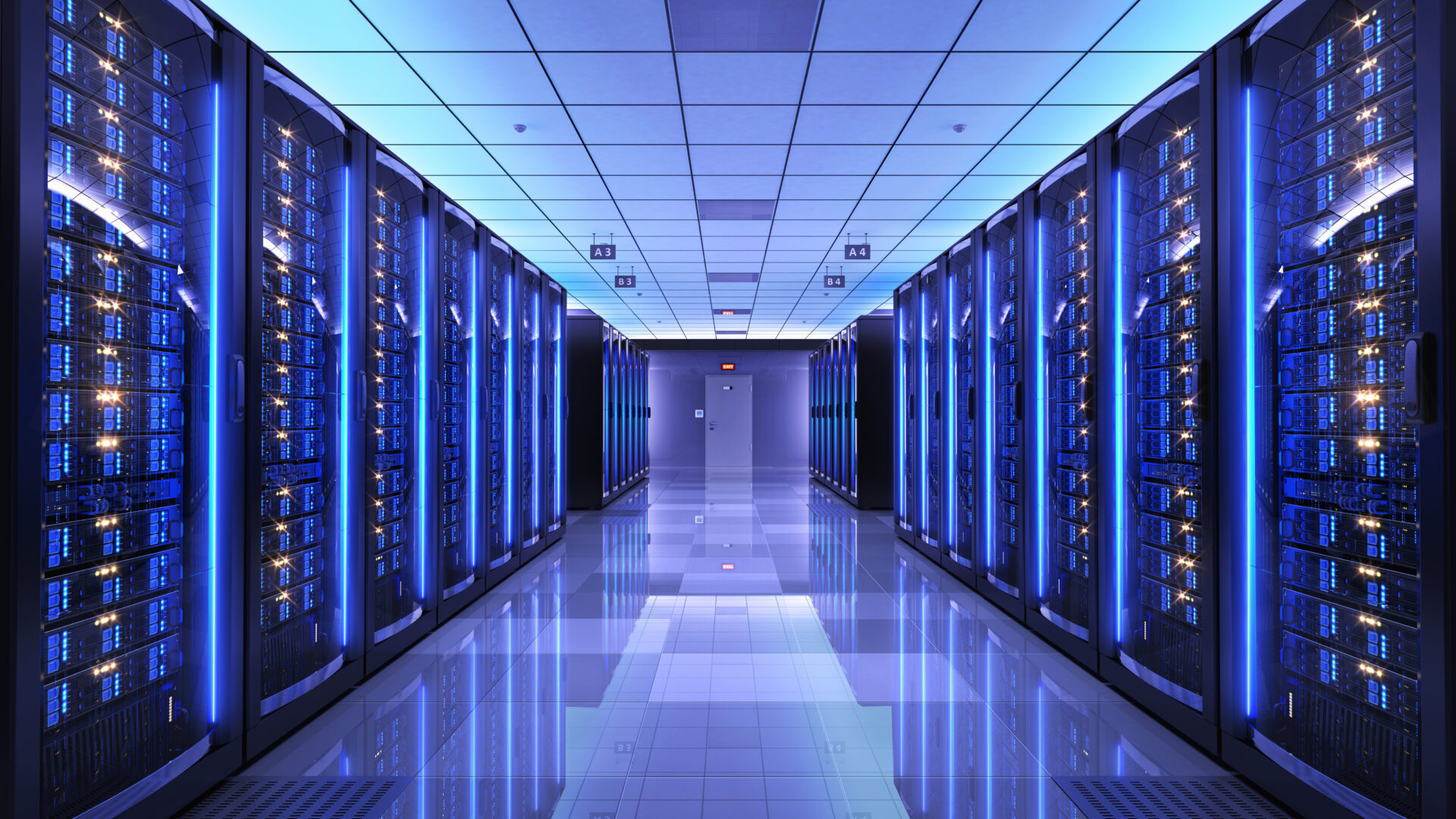 Εσωτερικό data center με σειρές από ικριώματα διακομιστών